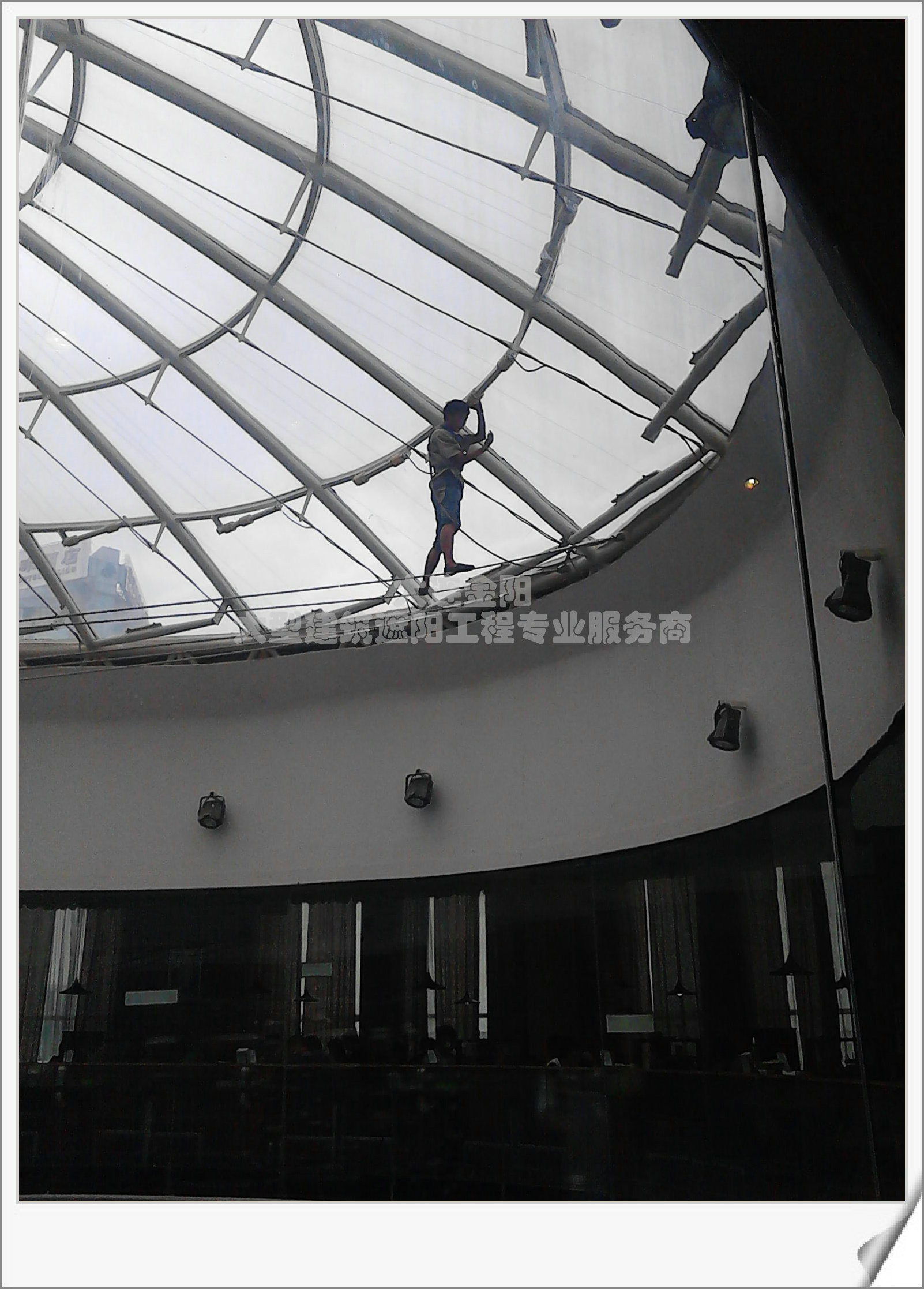 高空拉鋼索作業施工現場